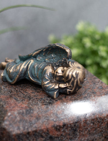 Engel Bronze liegend grün